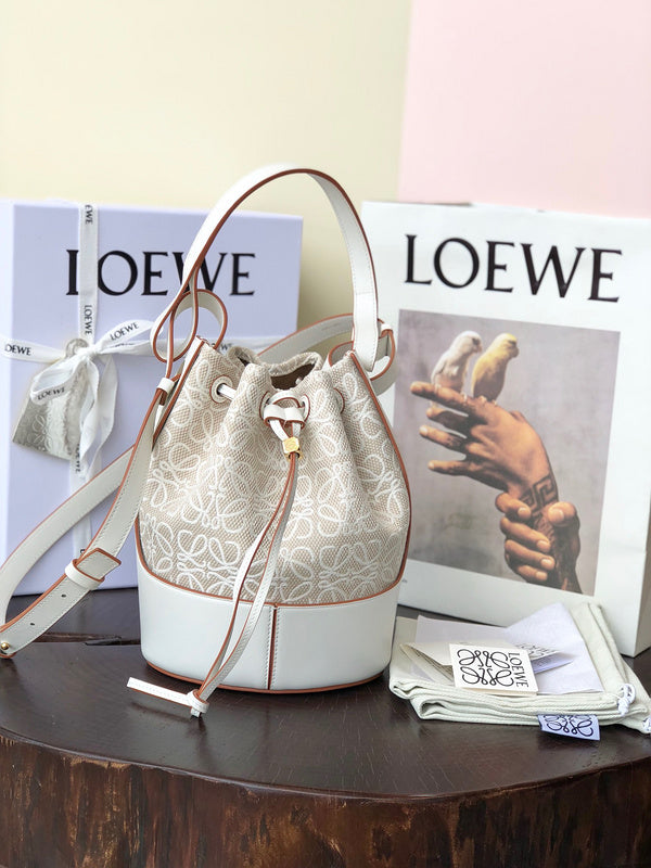 Ziva's Charm handbag – close-up view (18cm*25cm*13.5cm)