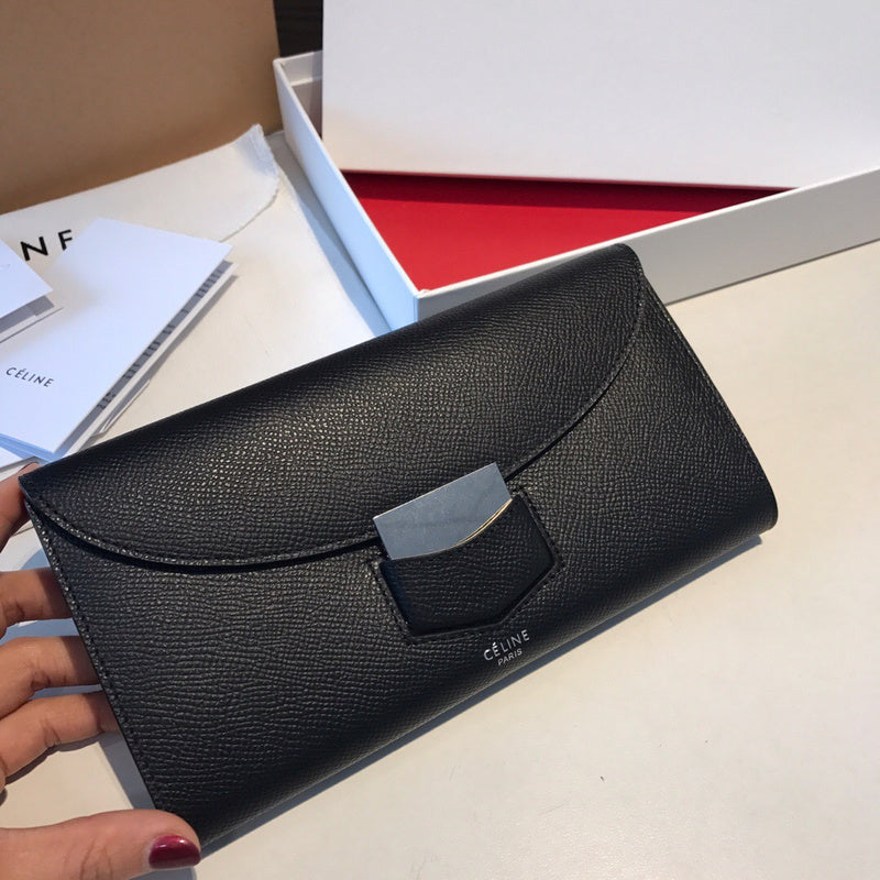 Handle and strap detail of premium polished women's handbag – women's designer-style accessory