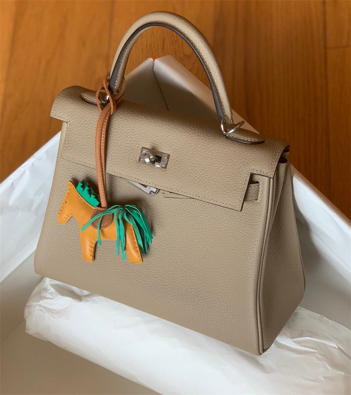  streamlined everyday bag styled with outfit