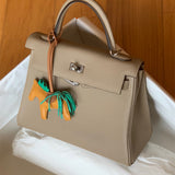  streamlined everyday bag styled with outfit