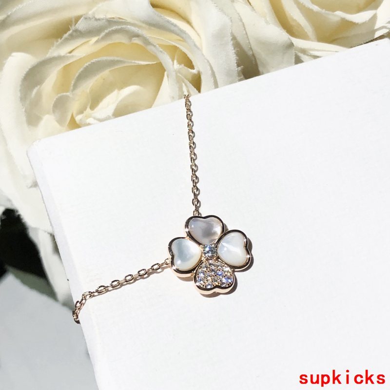 Front view of Van Cleef & Arpels unisex jewelry piece