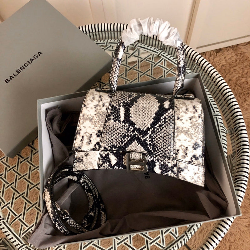 Side profile of everyday-luxe chic women's handbag – women's luxury handbag