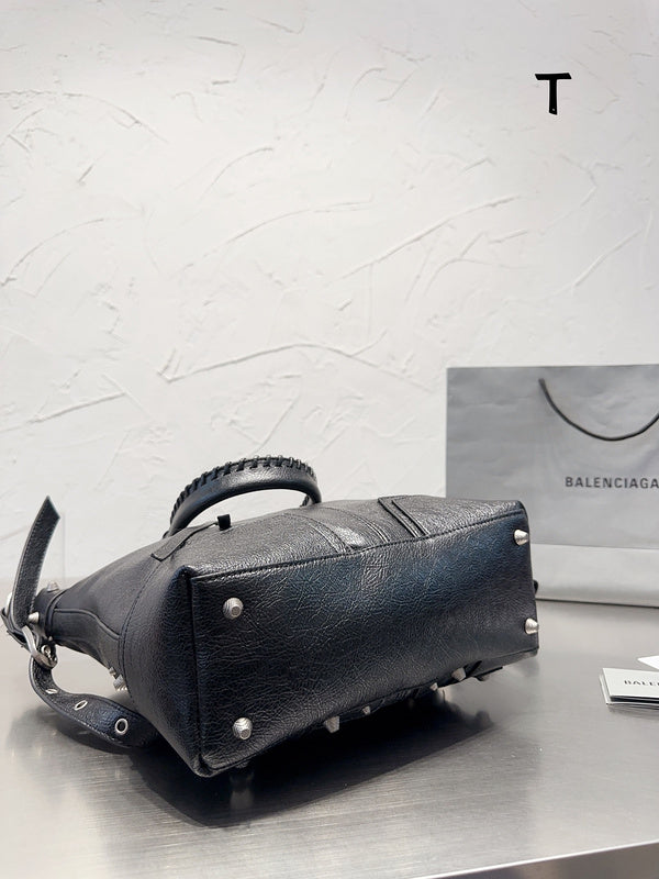 Ziva's Charm handbag – product shot (one versatile size)