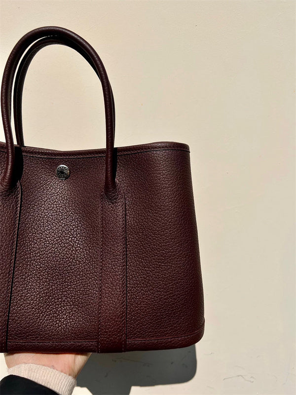  shoulder bag interior and compartment view 9