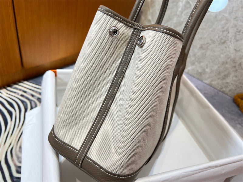  Effortless everyday bag front view 31
