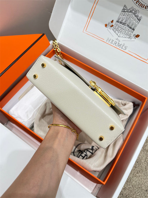  Chic everyday bag carried on shoulder