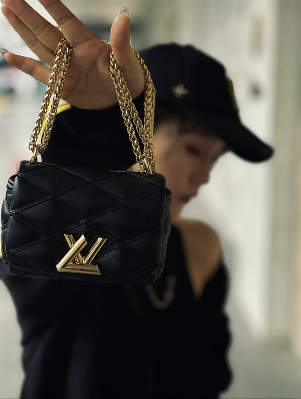  sophisticated tote bag styled with outfit 24