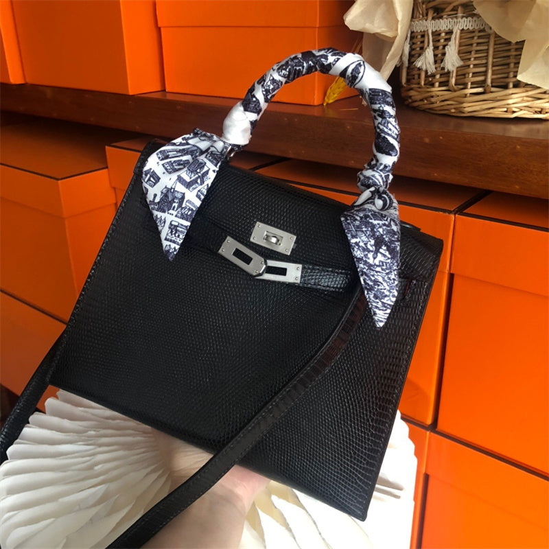  Elegant crossbody bag carried on shoulder