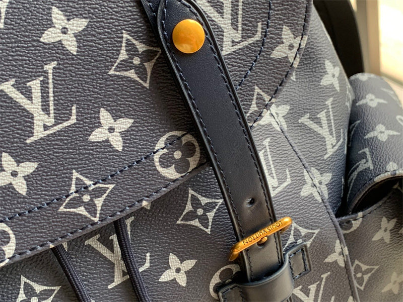  crossbody bag close-up of hardware and finish 11