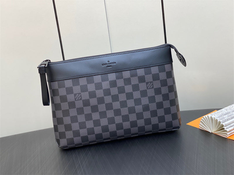 everyday crossbody bag detail view showing craftsmanship 14