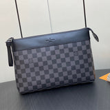  everyday crossbody bag detail view showing craftsmanship 14