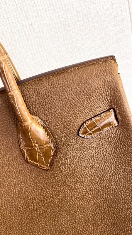  essential everyday bag styled with outfit