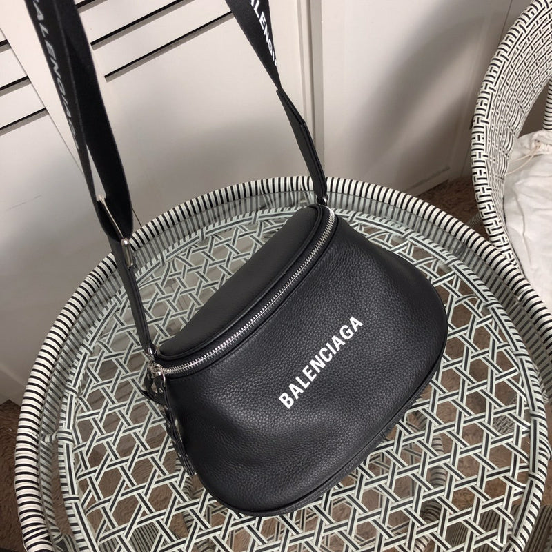 Handle and strap detail of premium chic women's handbag – women's luxury accessory