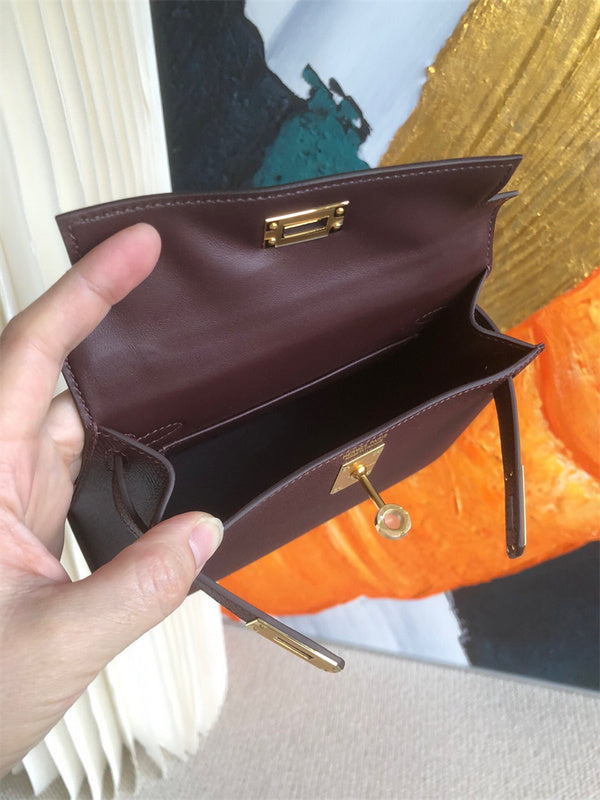  streamlined carryall bag styled with outfit 18