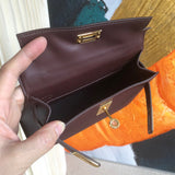  streamlined carryall bag styled with outfit 18