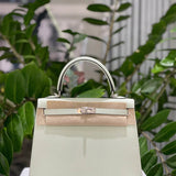  Contemporary carryall bag front view