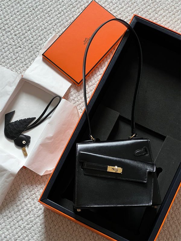  handbag interior and compartment view 9