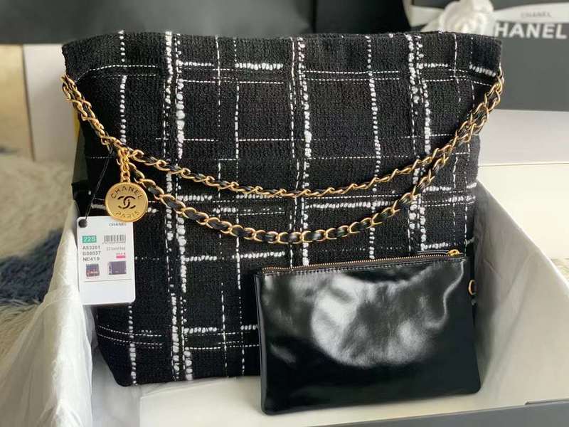 Zivas Charm Modern Edge Luxury Handbag (Statement-Ready Design) – Close-Up Detail