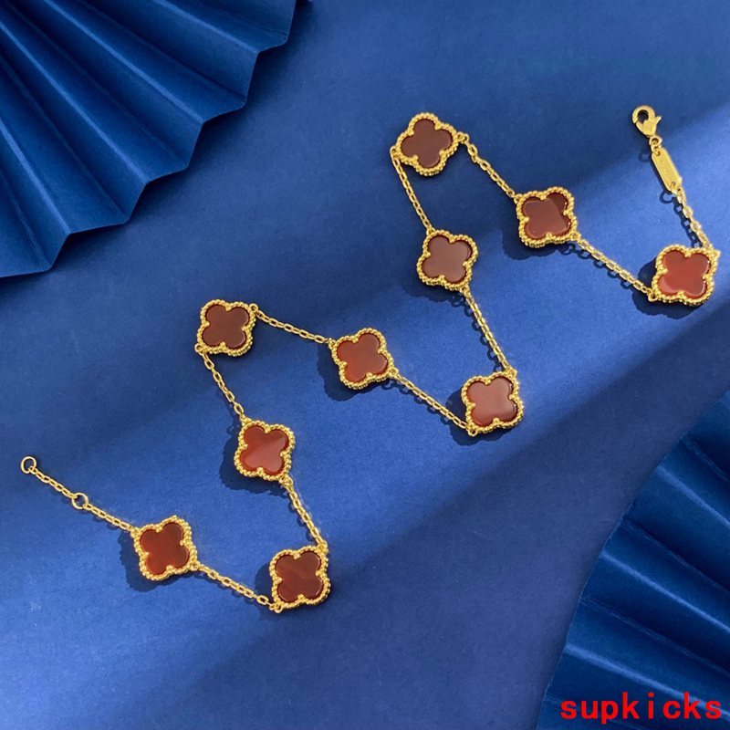 Angled view of Van Cleef & Arpels unisex jewelry piece