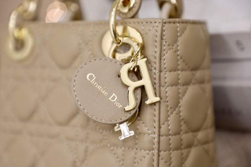 Handle and strap detail of everyday-luxe classic women's handbag – women's premium purse