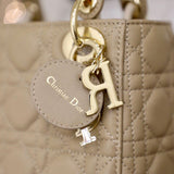 Handle and strap detail of everyday-luxe classic women's handbag – women's premium purse