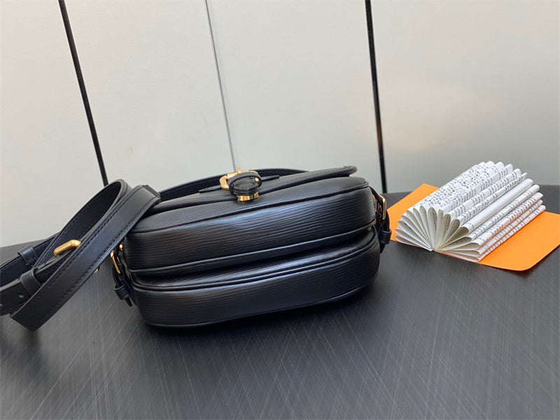  minimalist everyday bag styled with outfit