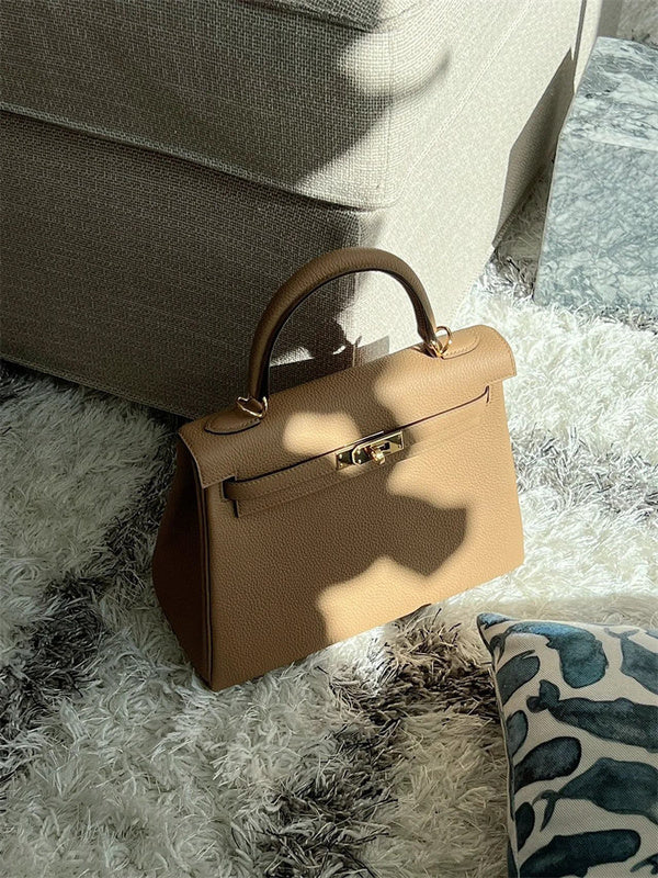  Classic handbag carried on shoulder 16