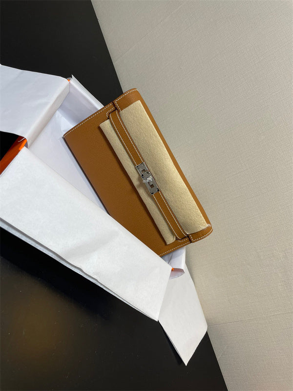  clean-lined carryall bag styled with outfit 12