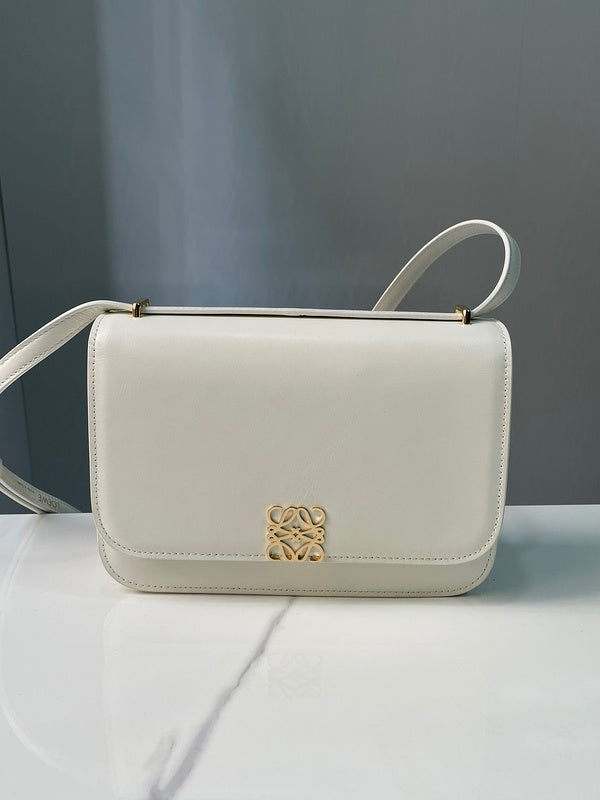 Ziva's Charm handbag – close-up view (19cm*6cm*13.5cm)