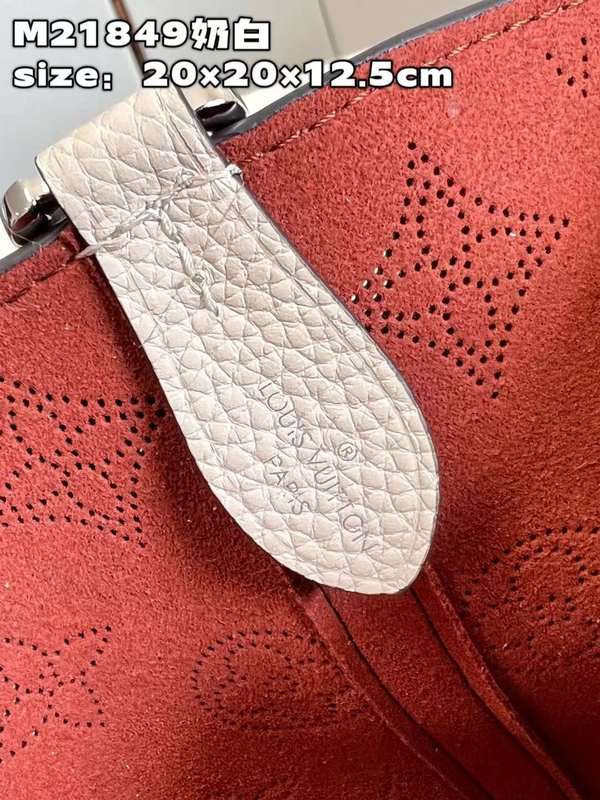 Side profile of structured refined women's handbag – women's everyday handbag