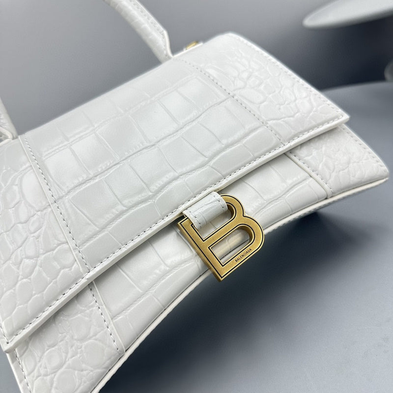 Zivas Charm Contemporary Flair Statement Handbag (Refined Practical Design) – Styled Look