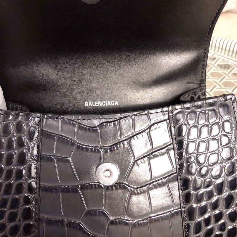 Side profile of everyday-luxe modern women's handbag – women's luxury handbag