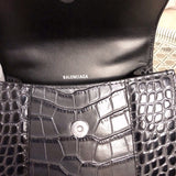 Side profile of everyday-luxe modern women's handbag – women's luxury handbag