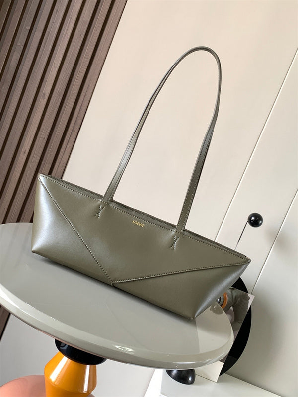 Ziva's Charm handbag – detail view (39cm*12.3cm*12.5cm)