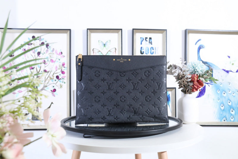 Handle and strap detail of signature sleek women's handbag – women's statement bag