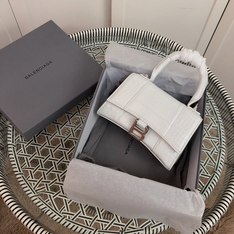Styled lifestyle shot of everyday-luxe premium women's handbag – women's premium purse