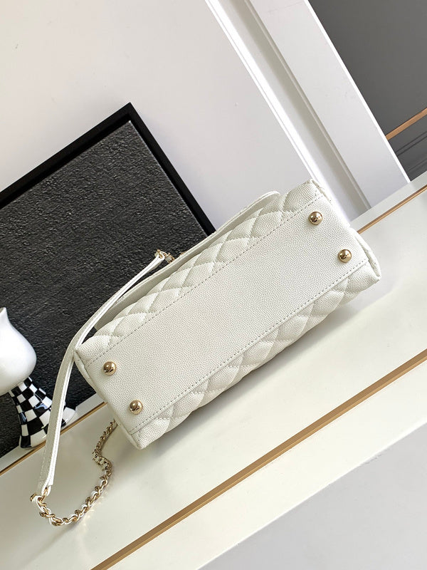 Ziva's Charm handbag – close-up view (one versatile size)