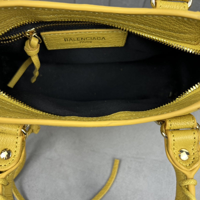Zivas Charm Refined Structure Statement Handbag (Refined Practical Design) – Detail View