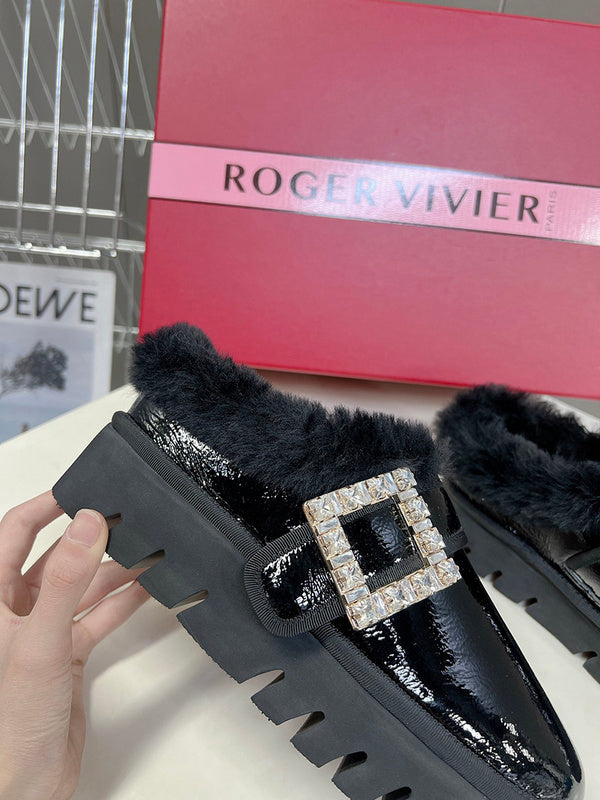 Full silhouette view of Roger Vivier luxury piece style No.064