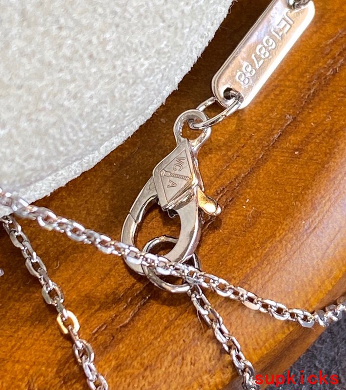 Angled view of Van Cleef & Arpels unisex jewelry piece
