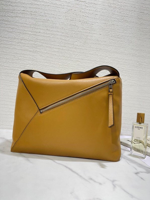 Ziva's Charm handbag – full view (33.5cm*16.5cm*24cm)