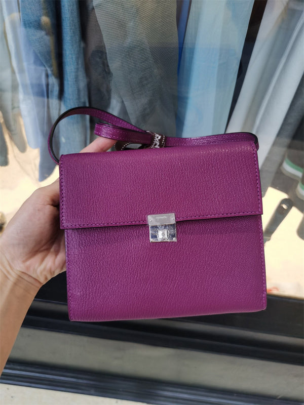  shoulder bag interior and compartment view
