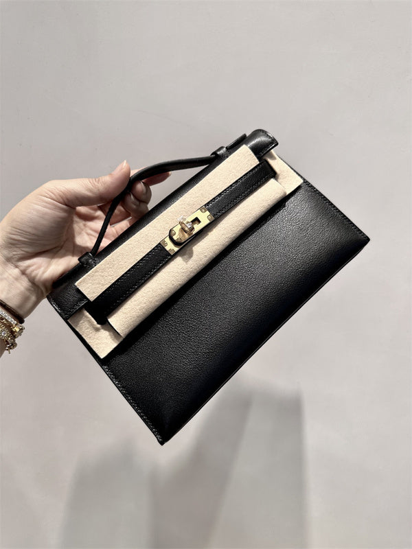  Elegant handbag carried on shoulder