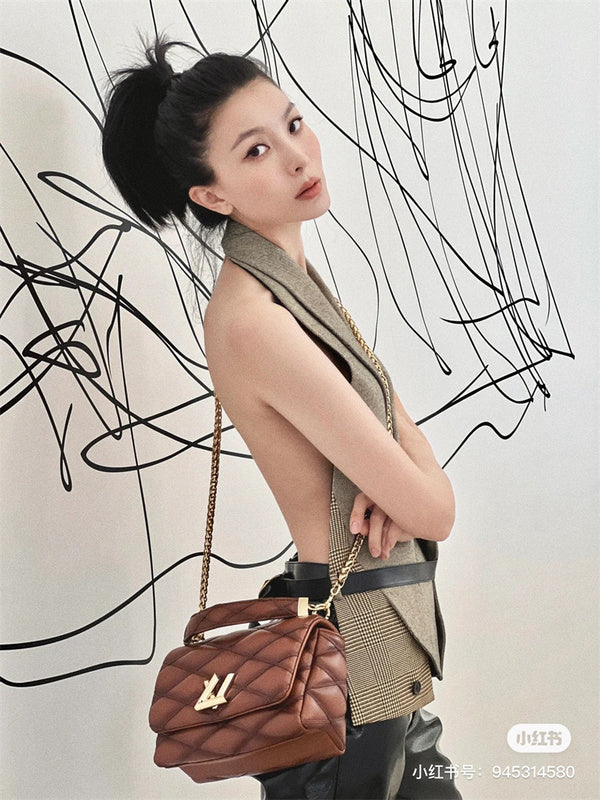  shoulder bag interior and compartment view 15