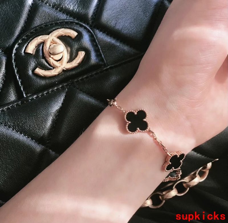 Close-up detail view of Van Cleef & Arpels unisex jewelry piece