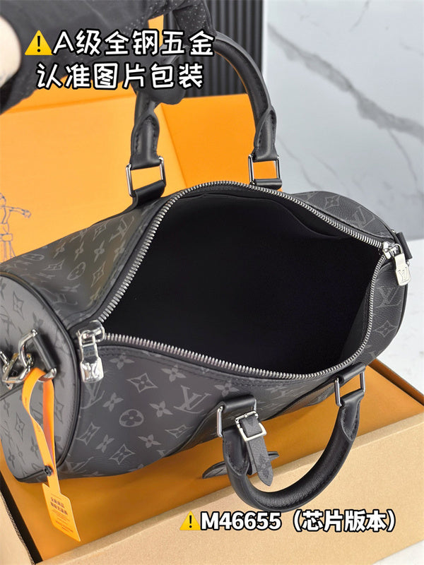  signature crossbody bag detail view showing craftsmanship 8