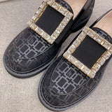 Front view of Roger Vivier luxury piece style No.092