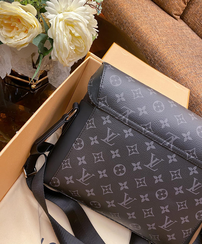 Handle and strap detail of classic sleek women's handbag – women's premium purse