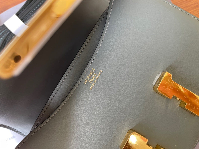  carryall bag close-up of hardware and finish