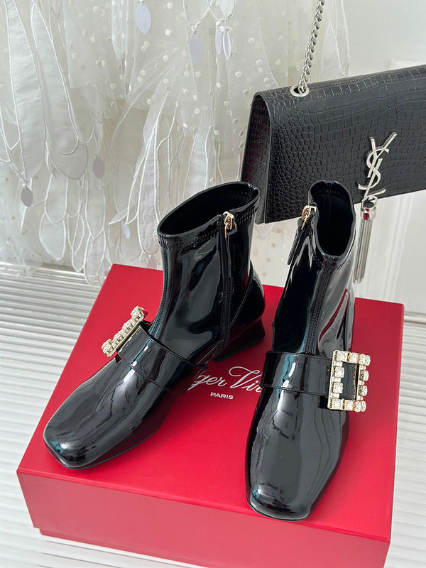 Three-quarter angle view of Roger Vivier luxury piece style No.102